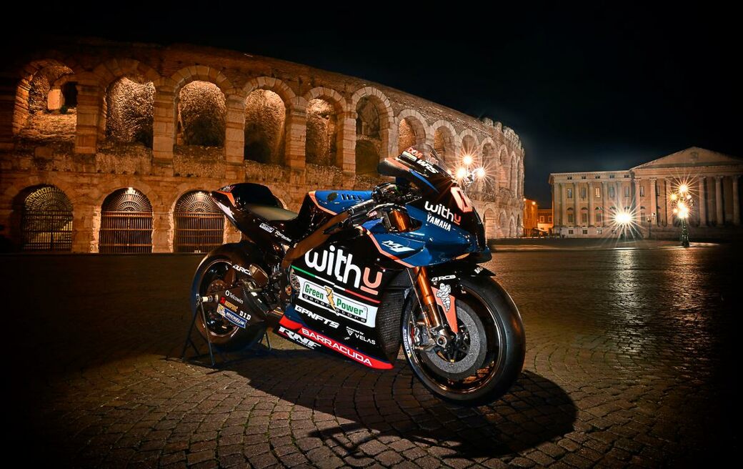 Команда MotoGP WithU Yamaha представила мотоциклы 2022 года