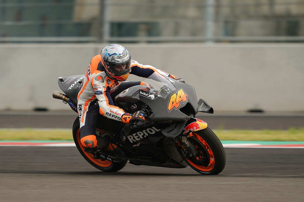 Братья Эспаргаро задают темп в первый день тестов MotoGP в Мандалике