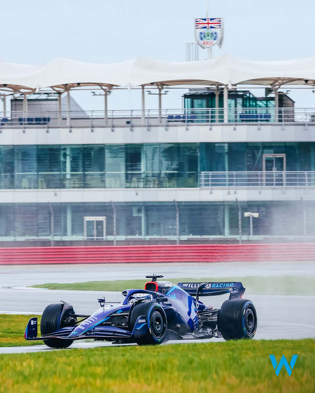 Новая машина Williams дебютировала на трассе. Фото